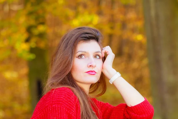 Ontspanning Vrije Tijd Schoonheid Moderne Meisje Rood Rest Uitwaaien Herfst — Stockfoto