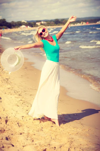 Mulher Loira Atraente Vestindo Vestido Romântico Longo Andando Praia Relaxante — Fotografia de Stock