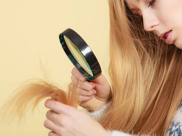 Haircare Concetto Problemi Salute Infelice Donna Bionda Guardando Estremità Dei — Foto Stock