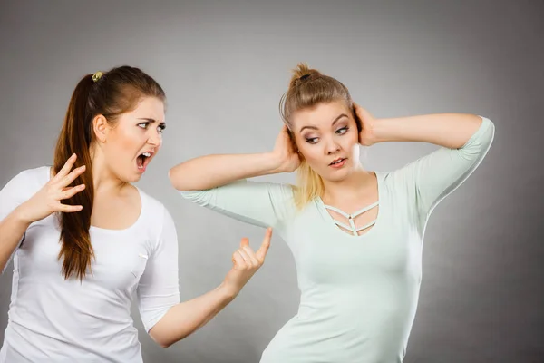 Duas Mulheres Discutindo Brigam Ficando Zangadas Uma Com Outra Feminino — Fotografia de Stock