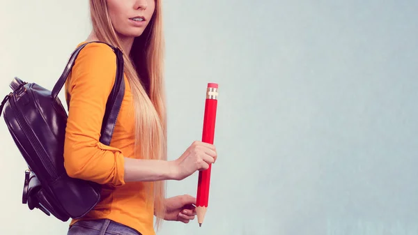 Adolescente Yendo Escuela Universidad Usando Mochila Sosteniendo Lápiz Grande — Foto de Stock