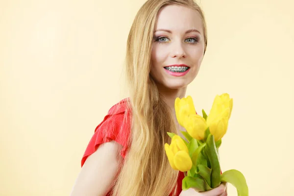 Dia Internacional Mulher Março Mulher Bonita Com Tulipas Amarelas Dia — Fotografia de Stock