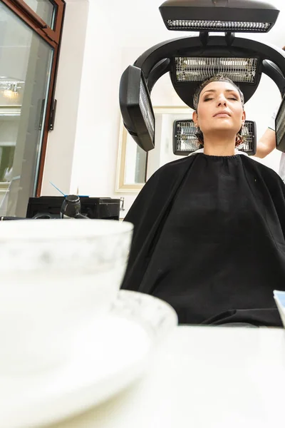 Vlasová Kosmetika Relaxace Kadeřnictví Koncept Žena Sedí Černé Kápi Jak — Stock fotografie