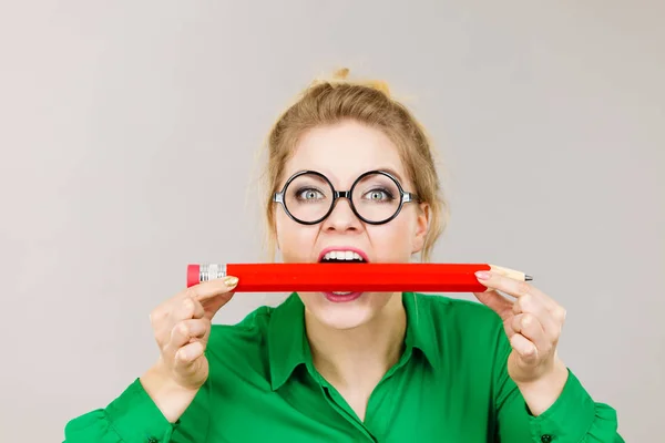 Vtipná Bláznivá Obchodnice Brýlemi Kouše Tužku Studio Záběr Šedém Pozadí — Stock fotografie