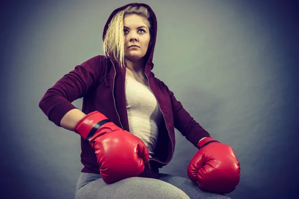 赤のボクシンググローブを身に着けているスポーティ女性は 戦いの準備をします 暗い背景で撮影したスタジオ — ストック写真