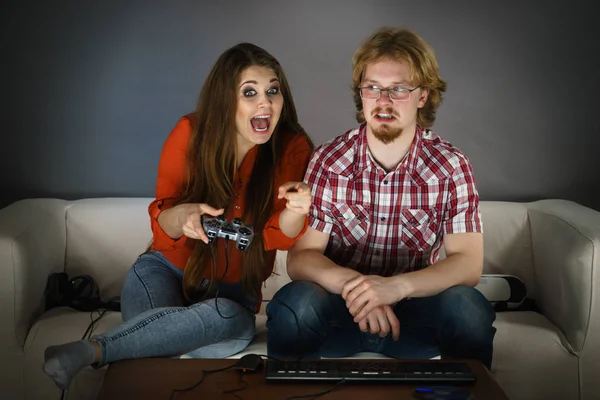 Glückliches Verrücktes Spielermädchen Das Emotional Spiele Spielt Die Ihr Freund — Stockfoto