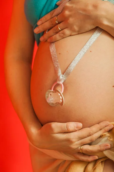 Paternidad Esperando Concepto Bebé Mujer Adulta Mostrando Gran Vientre Embarazada — Foto de Stock