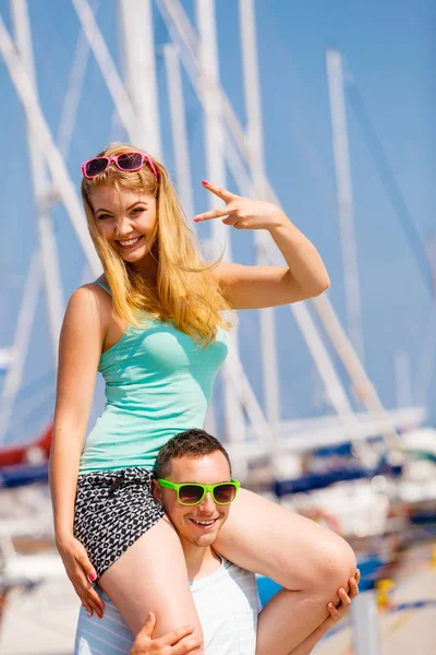 Doelen Van Relatie Zomer Liefde Concept Man Die Vriendin Piggyback — Stockfoto