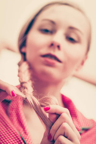 Fantasia Taglio Capelli Biondo Alla Moda Casa Concetto Primo Piano — Foto Stock