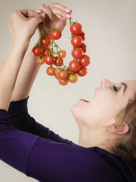 Bio Gemüse Und Lebensmittelkonzept Glücklich Lächelnde Frau Mit Frischen Kirschtomaten — Stockfoto