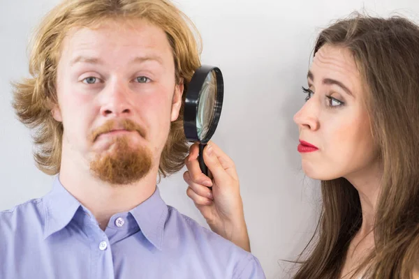 Mujer Mirando Oído Del Hombre Usando Lupa Mujer Inspeccionando Novio — Foto de Stock