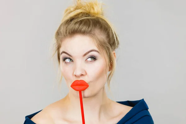 Mulher Engraçada Segurando Grandes Lábios Vermelhos Pau Jovem Loira Pronta — Fotografia de Stock