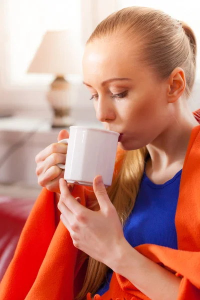 Молодая Женщина Лежит Диване Теплым Одеялом Пьет Чай Кофе Другой — стоковое фото