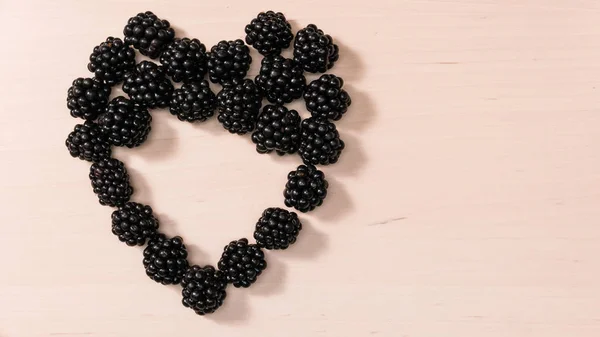 Verse Bessen Van Bramen Fruit Bramen Vorm Hart Houten Tafel — Stockfoto