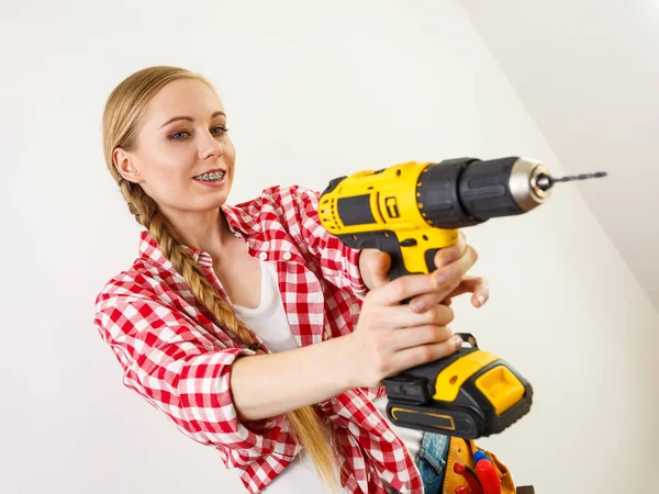 Junge Resolute Frau Mit Bohrmaschine Bei Der Renovierung Ihres Hauses — Stockfoto