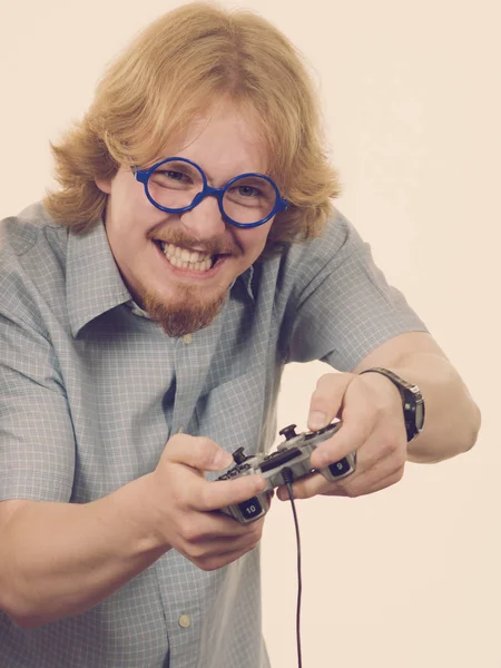 Nerd Geek Jovem Adulto Homem Jogando Console Vídeo Segurando Almofada — Fotografia de Stock