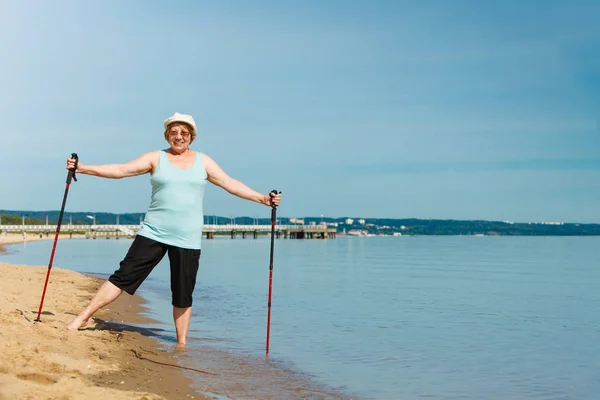 Mulher Sênior Praticando Caminhada Nórdica Costa Mar Idosa Ativa Desfrutando — Fotografia de Stock