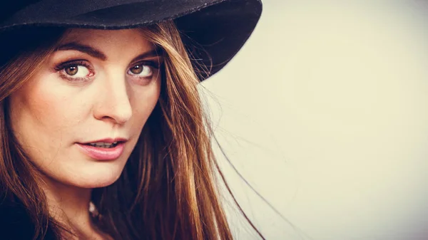 Kadın Sonbahar Moda Sevimli Kadın Giyen Siyah Şapka — Stok fotoğraf