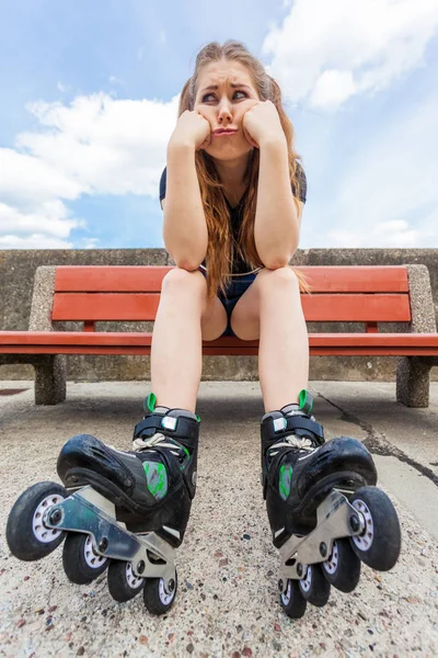 Triste Adolescente Portant Des Patins Roulettes Femme Frustrée Attendant Quelqu — Photo