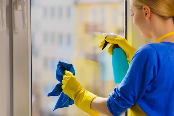 Jeune Femme Gants Jaunes Nettoyage Vitre Maison Avec Chiffon Détergent — Photo