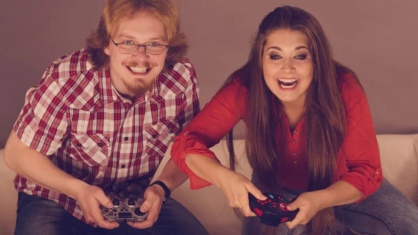 Pareja Feliz Disfrutando Del Tiempo Libre Jugando Videojuegos Juntos Captura — Foto de Stock