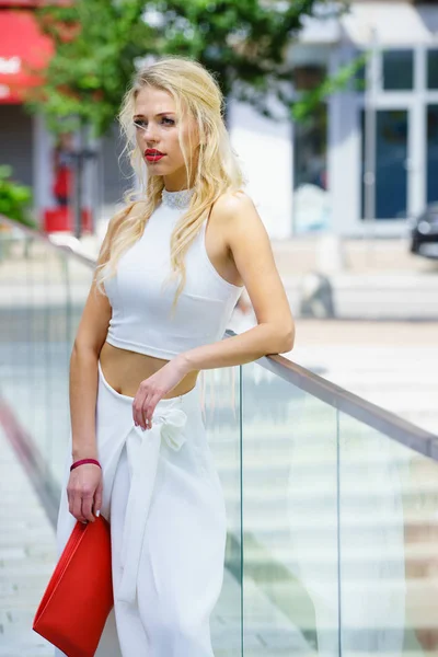 Элегантная Модная Женщина Представляет Модный Городской Наряд Белый Топ Брюки — стоковое фото