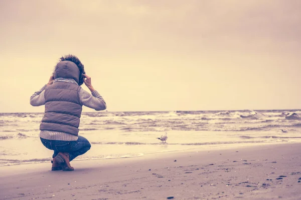 Entspannung Und Muße Frau Geht Strand Spazieren Touristinnen Entspannen Sich — Stockfoto