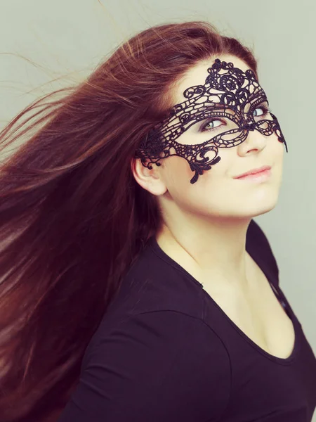 Glad Ganska Mystisk Kvinna Bär Svart Öga Spets Mask Med — Stockfoto