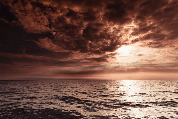 Pôr Sol Colorido Sobre Horizonte Mar Noite Céu Nuvens Cena — Fotografia de Stock