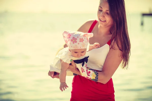 Conceito Recreação Familiar Verão Mãe Segurando Brincando Com Bebê Praia — Fotografia de Stock