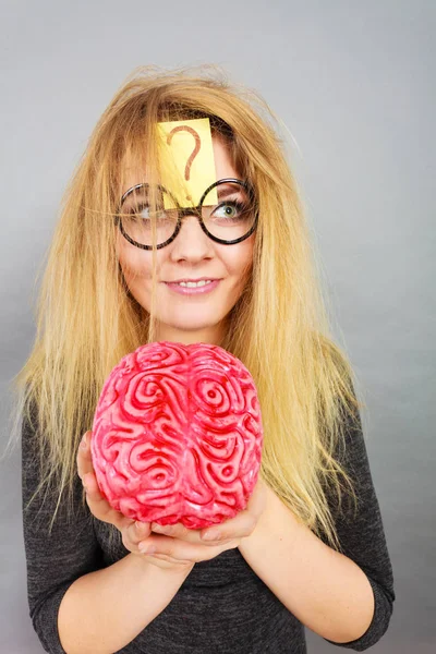 Dziwne Kobieta Blonde Holding Mózgu Coś Umysł Myśli Pomysł — Zdjęcie stockowe