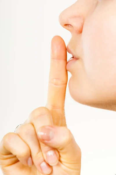口の近くで指で沈黙シャイジェスチャーを示す女性あるために静かに — ストック写真