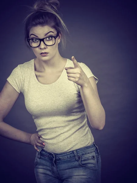 Jovem Mulher Atraente Usando Óculos Apontando Para Câmera Adolescente Julgando — Fotografia de Stock