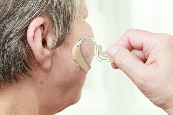 Großaufnahme Seniorin Mit Hörgerät Ohr Gesundheitsfürsorge Hörverstärker Gerät Für Gehörlose — Stockfoto