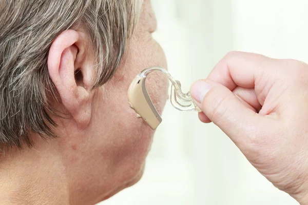 Femme Âgée Avec Prothèse Auditive Oreille Soins Santé Amplification Auditive — Photo