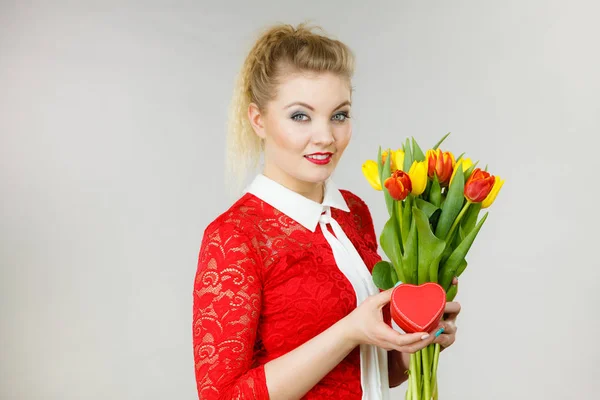 Kvinna Som Håller Bukett Tulpaner Blomma Och Presentförpackning Hjärtform Kvinnors — Stockfoto