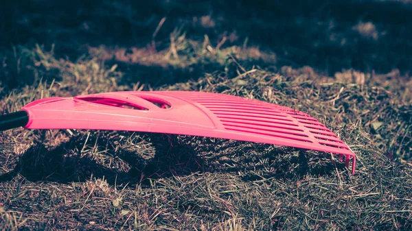 Roter Harke Aus Plastik Auf Dem Boden Grünes Gras Hintergrund — Stockfoto