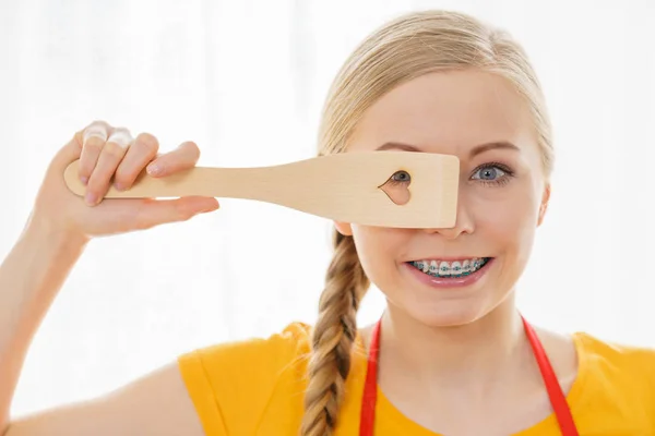 Glückliche Frau Mit Hölzernem Küchenspachtel Mit Herz Liebessymbol Kochgeschirr Konzept — Stockfoto