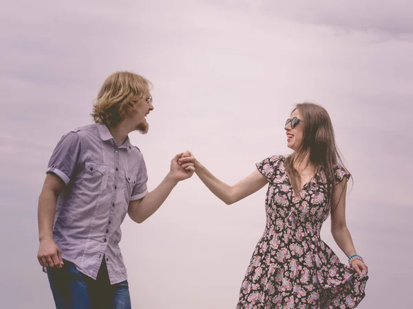 Freudiges Paar Das Spaß Freien Hat Junger Mann Und Frau — Stockfoto