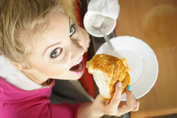 Fröhlich Fröhliche Junge Teenagerin Isst Croissant Brötchen Und Quark Joghurt — Stockfoto