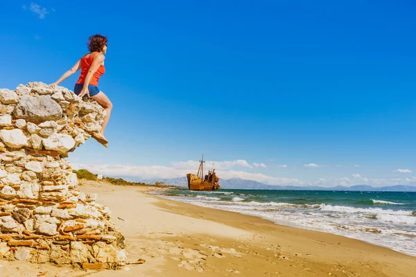 Travel Freedom Mature Tourist Woman Beach Enjoying Summer Vacation Old — Stock Photo, Image