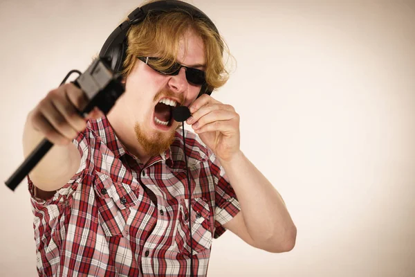 Nerd Friki Joven Adulto Hombre Jugando Videoconsola Sosteniendo Pistola Con —  Fotos de Stock