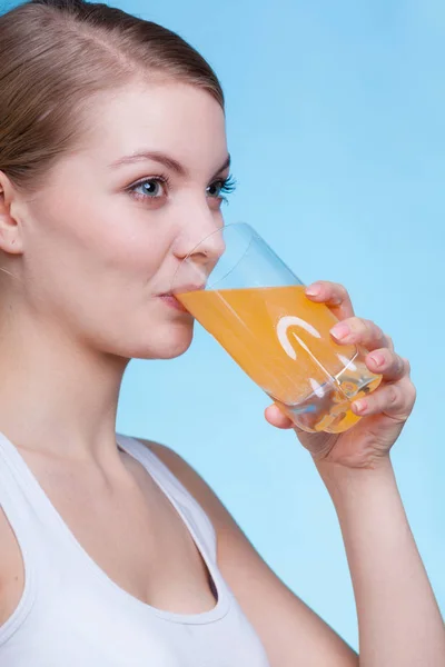 Makanan Konsep Kesehatan Wanita Memegang Gelas Minuman Rasa Oranye Dan — Stok Foto