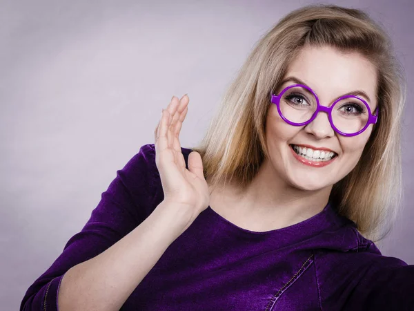 Retrato Mujer Negocios Positiva Feliz Estudiante Con Gafas Disfrutando Trabajo — Foto de Stock