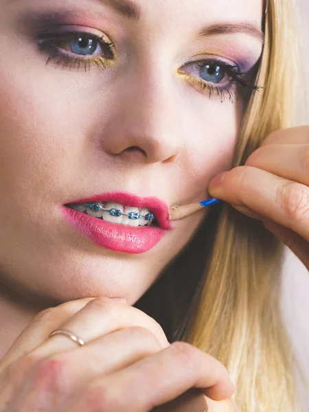 Visage Concept Close Vrouw Make Opstaan Lippen Toepassing Van Lippenstift — Stockfoto