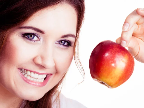 Mulher Segurando Fruta Maçã Vermelha Mão Perto Rosto Sorrindo Isolado — Fotografia de Stock