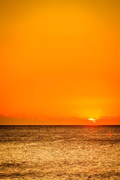 Szenischer Sonnenuntergang Oder Sonnenaufgang Über Der Meeresoberfläche Natürliche Landschaft Schöne — Stockfoto