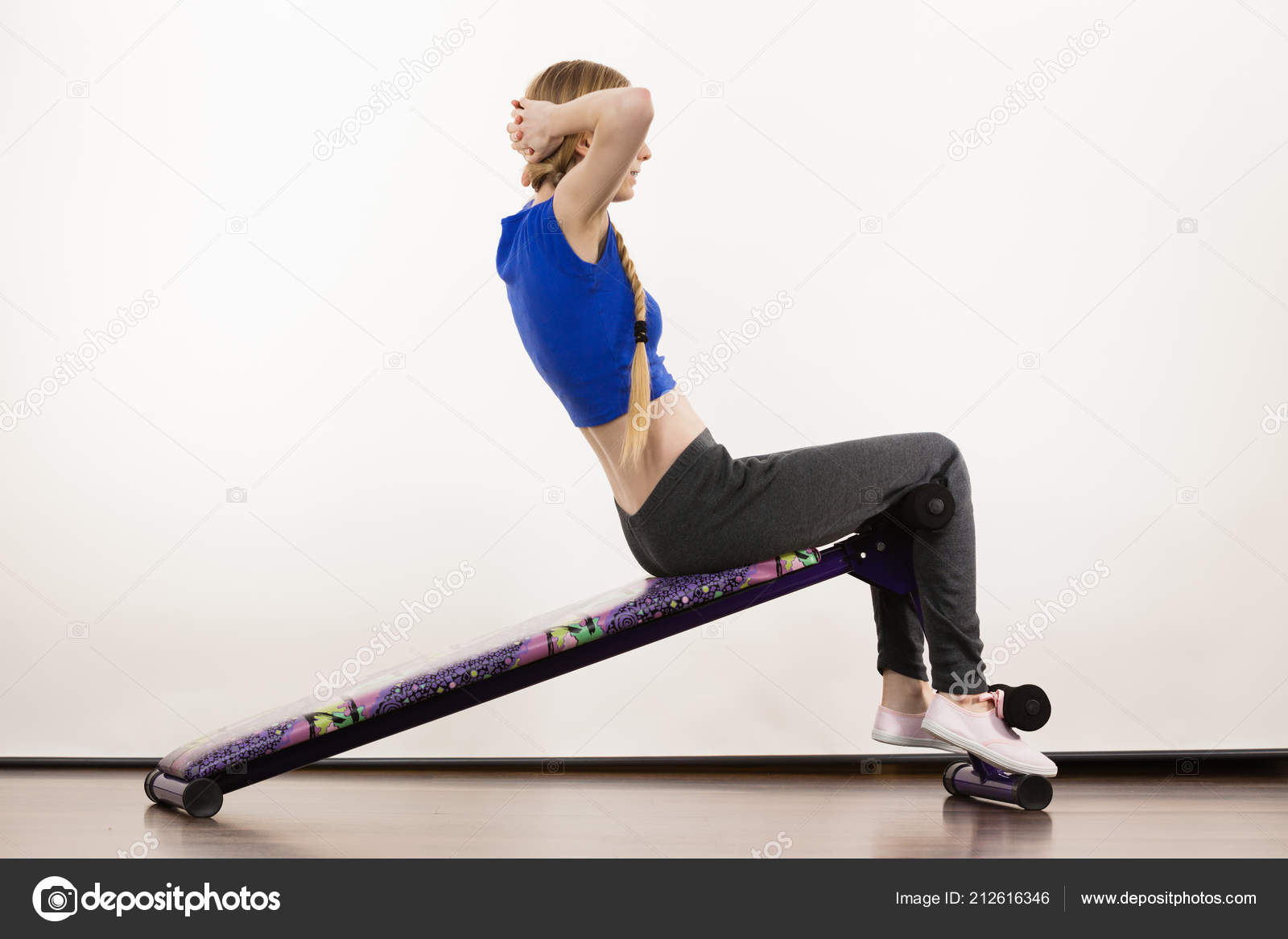 Teenager Madchen Auf Bank Fur Sit Ups Hause Trainieren Werden