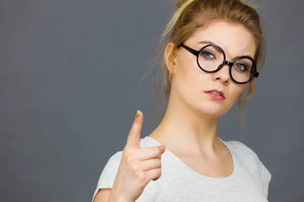 Jonge Aantrekkelijke Vrouw Met Een Bril Die Naar Camera Wijst — Stockfoto