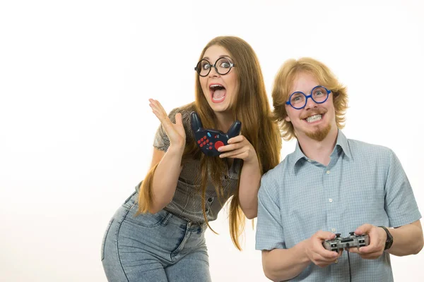 Pareja Muy Emotiva Disfrutando Del Tiempo Libre Jugando Videojuegos Juntos — Foto de Stock